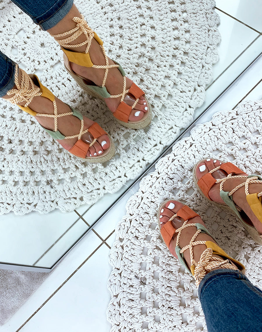 Sandales compensées beige à corde lacet sur cheville