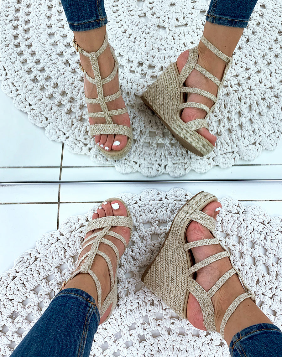 Sandales compensées beige raphia