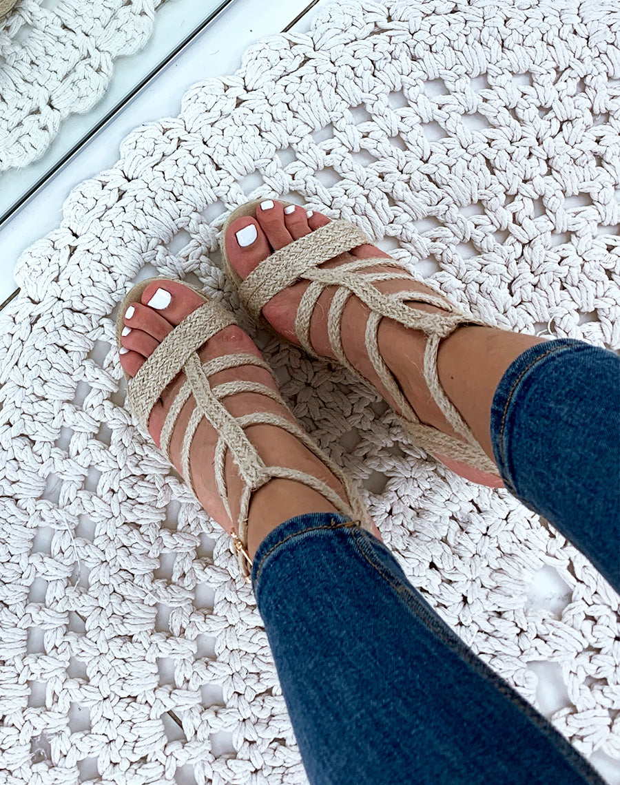 Sandales compensées beige raphia