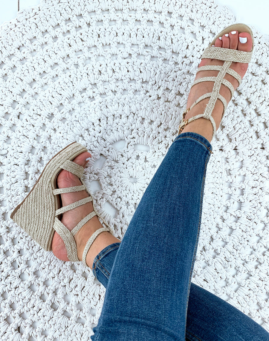 Sandales compensées beige raphia