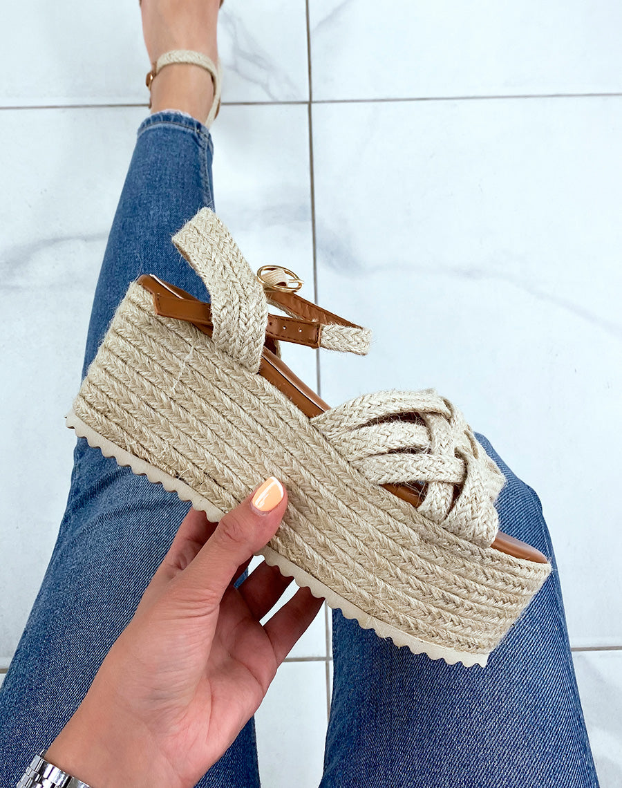 Sandales compensées beiges à bride style corde croisée et semelle épaisse
