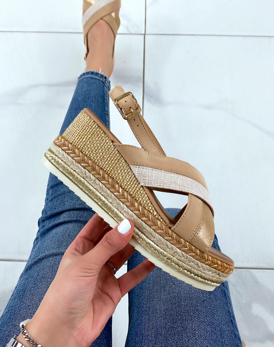 Sandales compensées beiges à brides croisées en tweed et semelle décorée