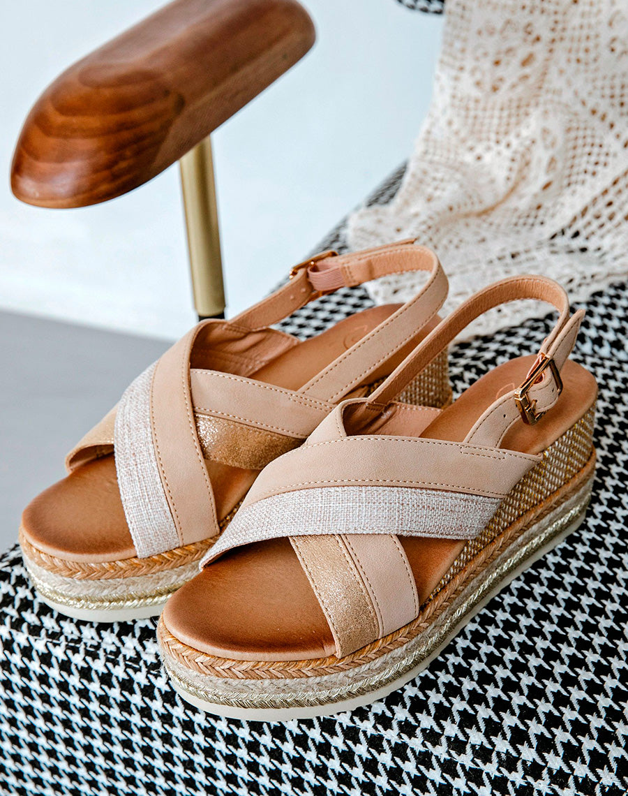 Sandales compensées beiges à brides croisées en tweed et semelle décorée