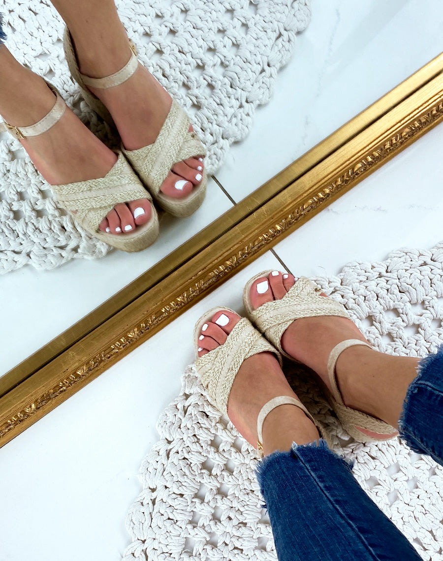 Sandales compensées beiges à brides croisées larges tressées