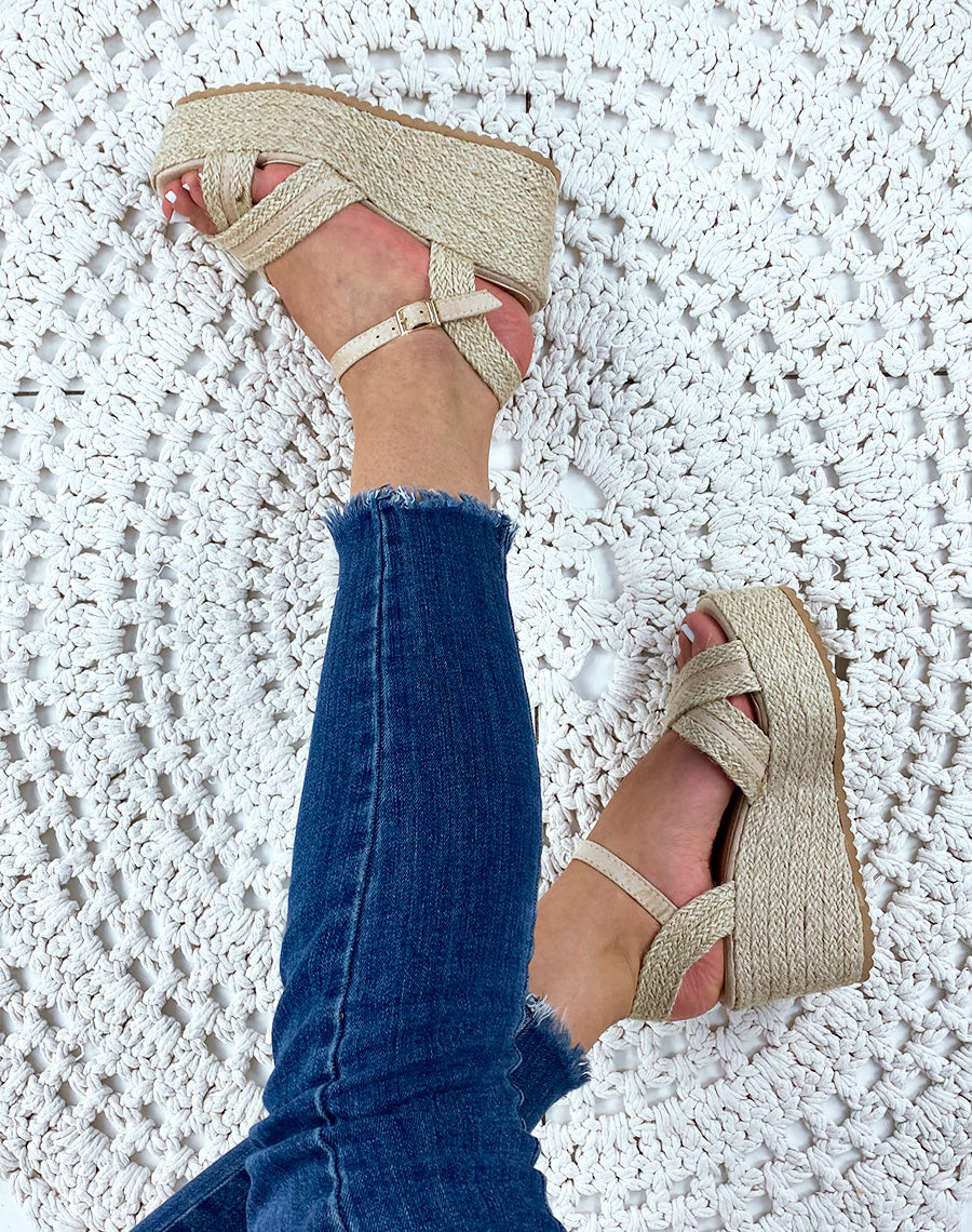 Sandales compensées beiges à brides croisées larges tressées