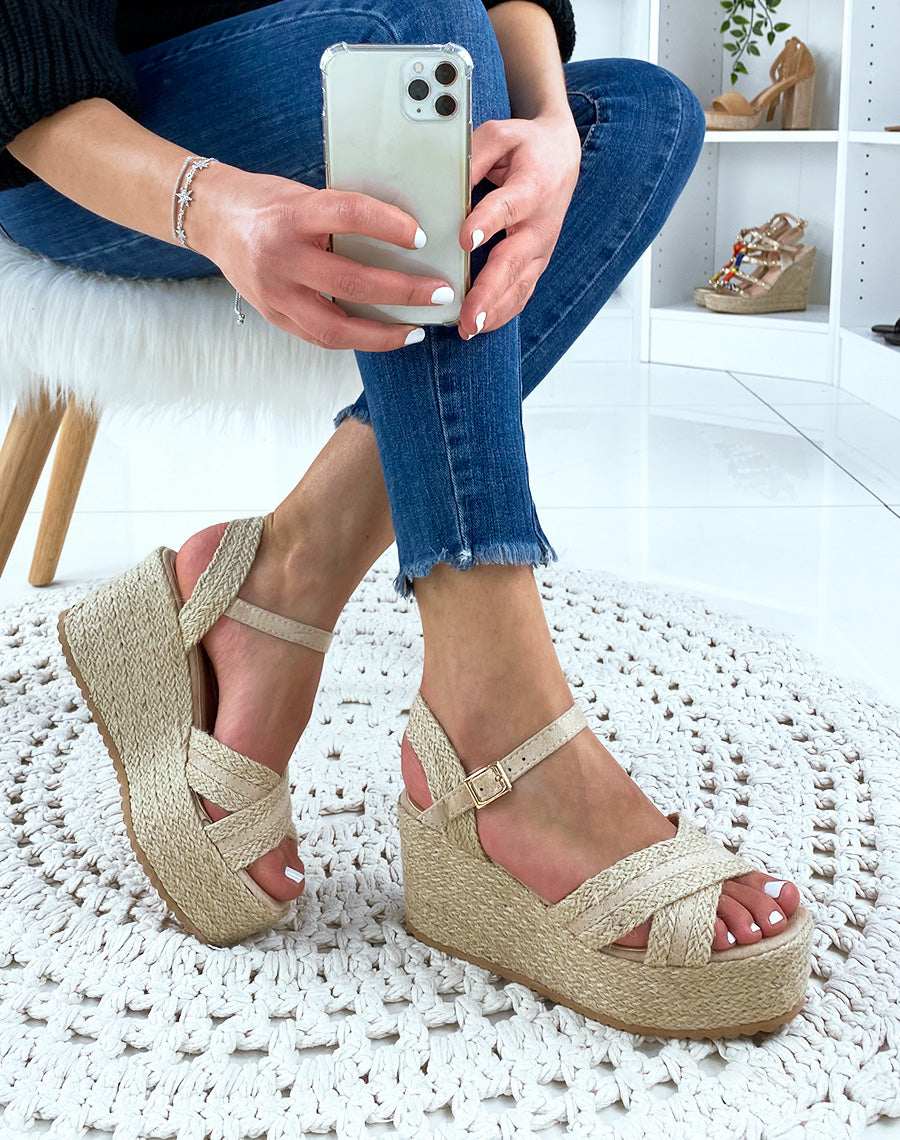 Sandales compensées beiges à brides croisées larges tressées