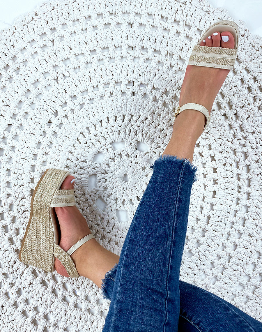 Sandales compensées beiges à brides larges tressées