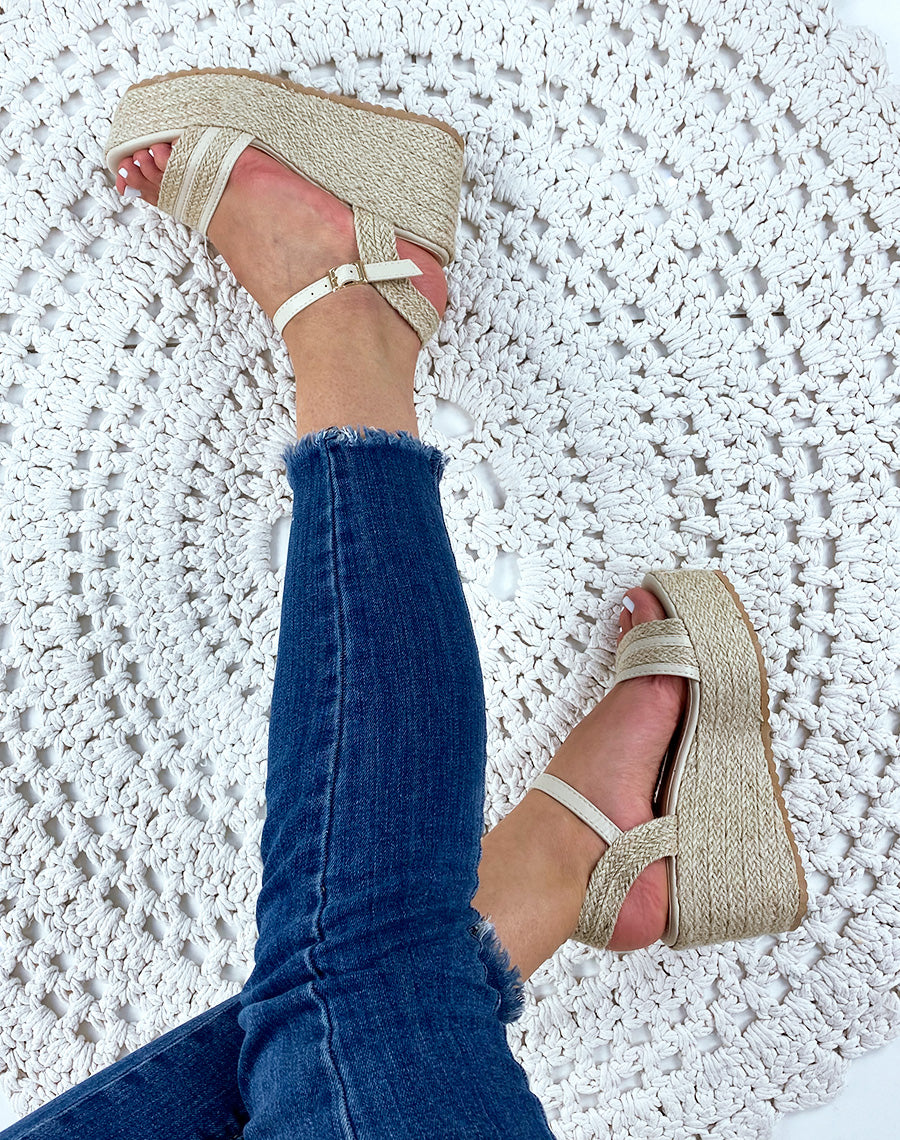 Sandales compensées beiges à brides larges tressées