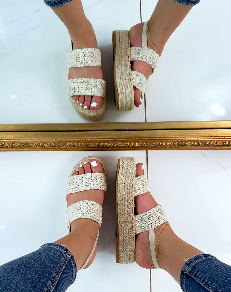 Sandales compensées beiges à brides texturées