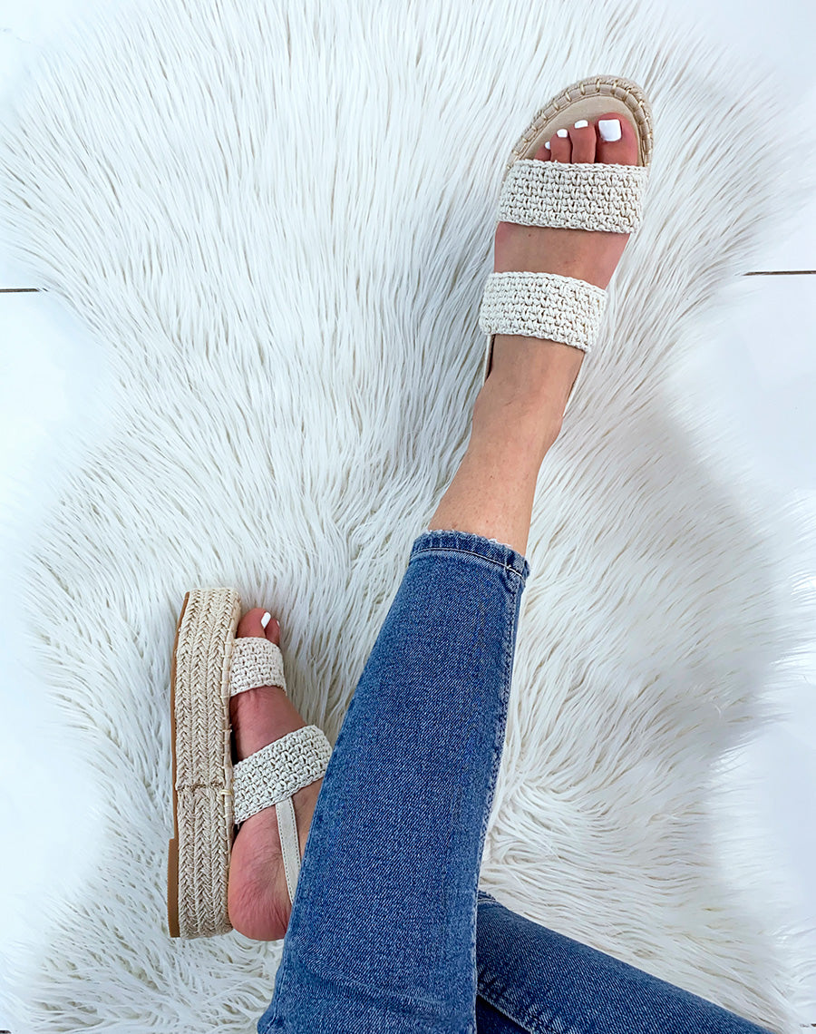 Sandales compensées beiges à brides texturées