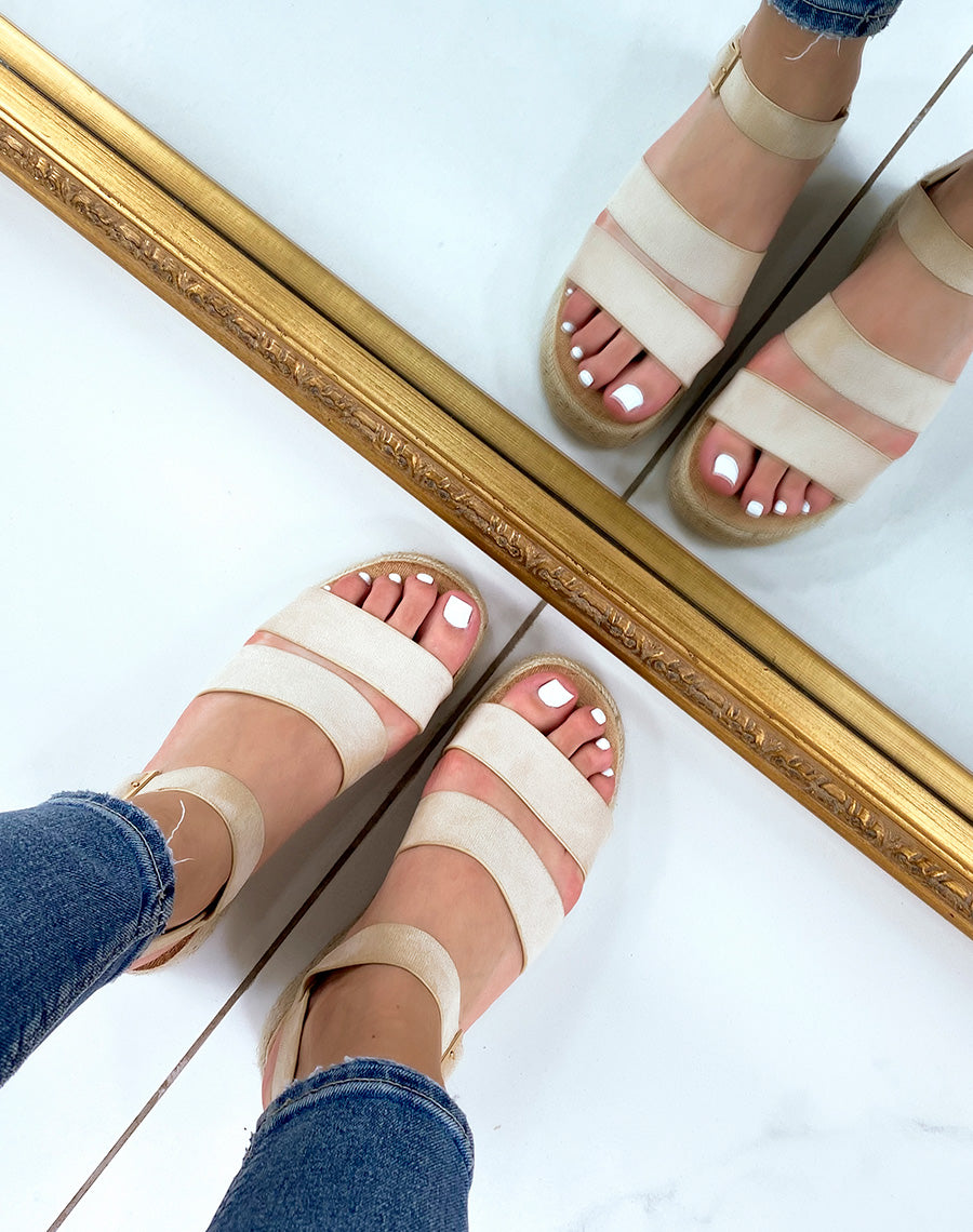 Sandales compensées beiges à double brides épaisses et semelle en toile de jute