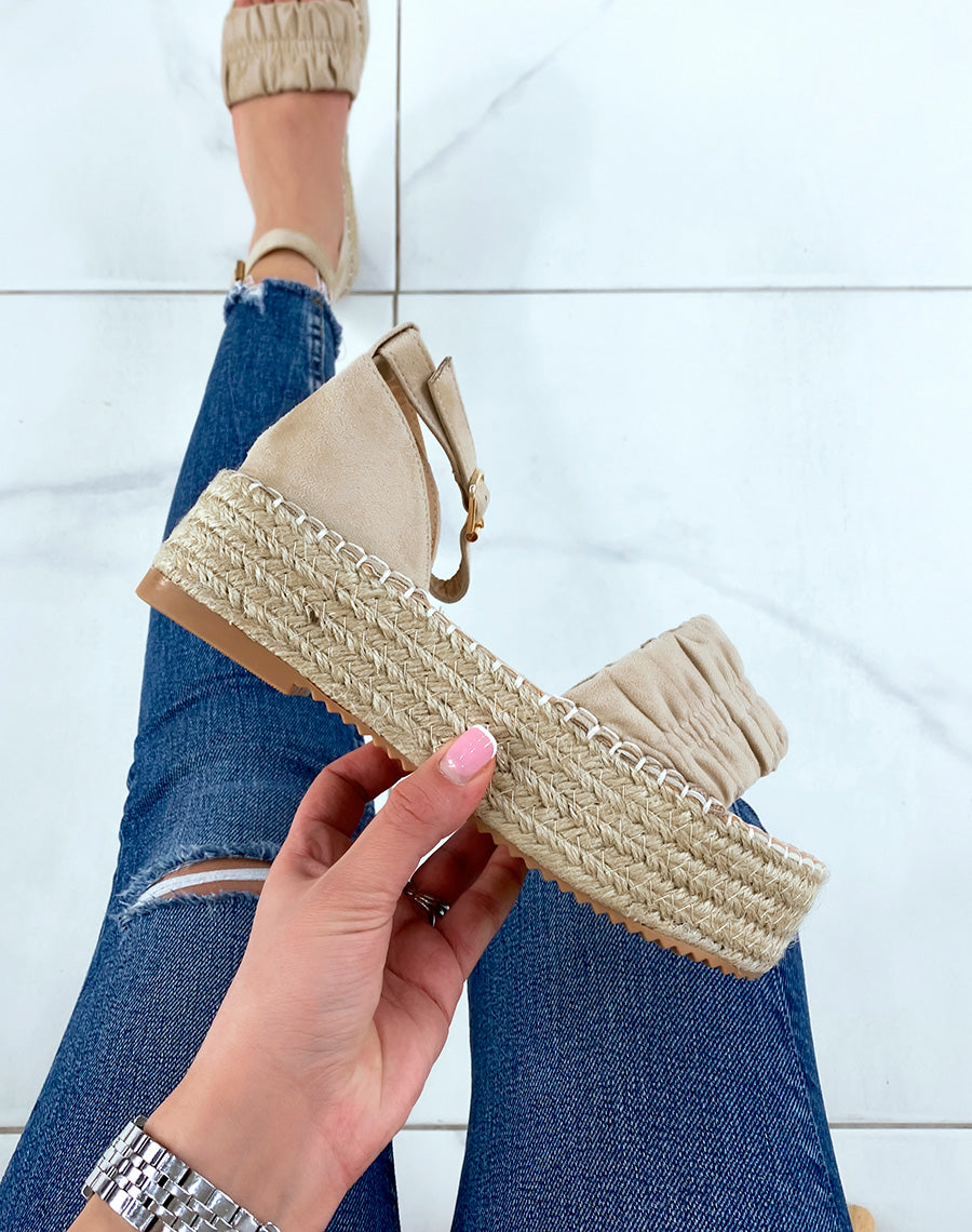 Sandales compensées beiges en suédine à bride épaisse plissée