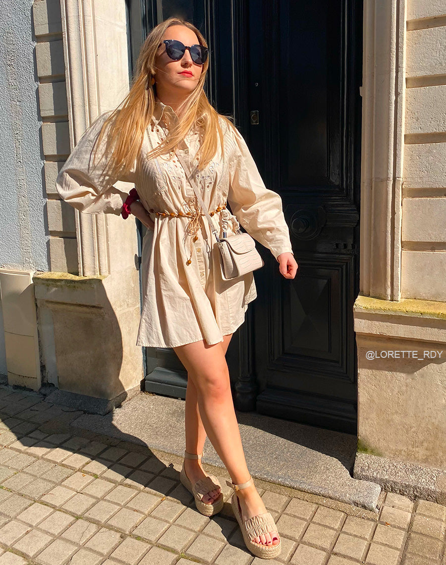 Sandales compensées beiges en suédine à bride épaisse plissée