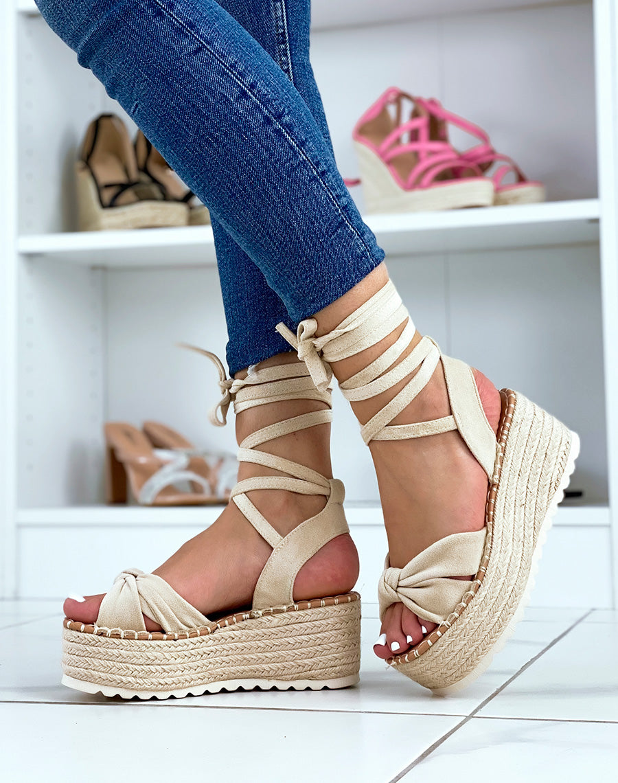 Sandales compensées beiges en suédine à lacets