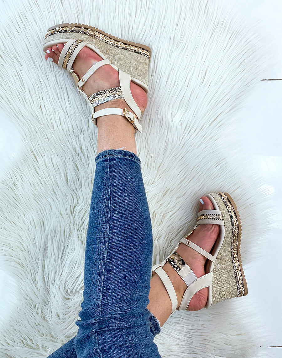 Sandales compensées beiges et dorées