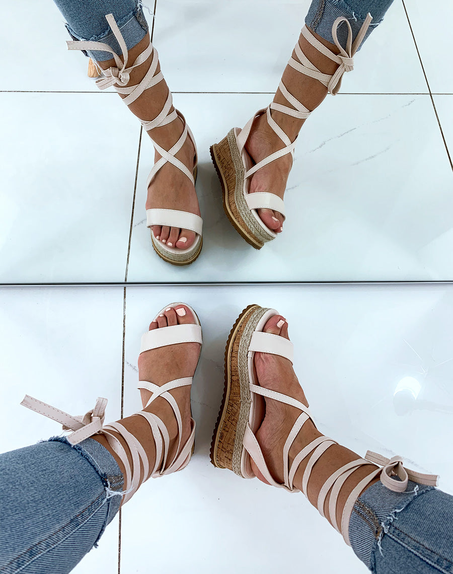 Sandales compensées beiges à lacets