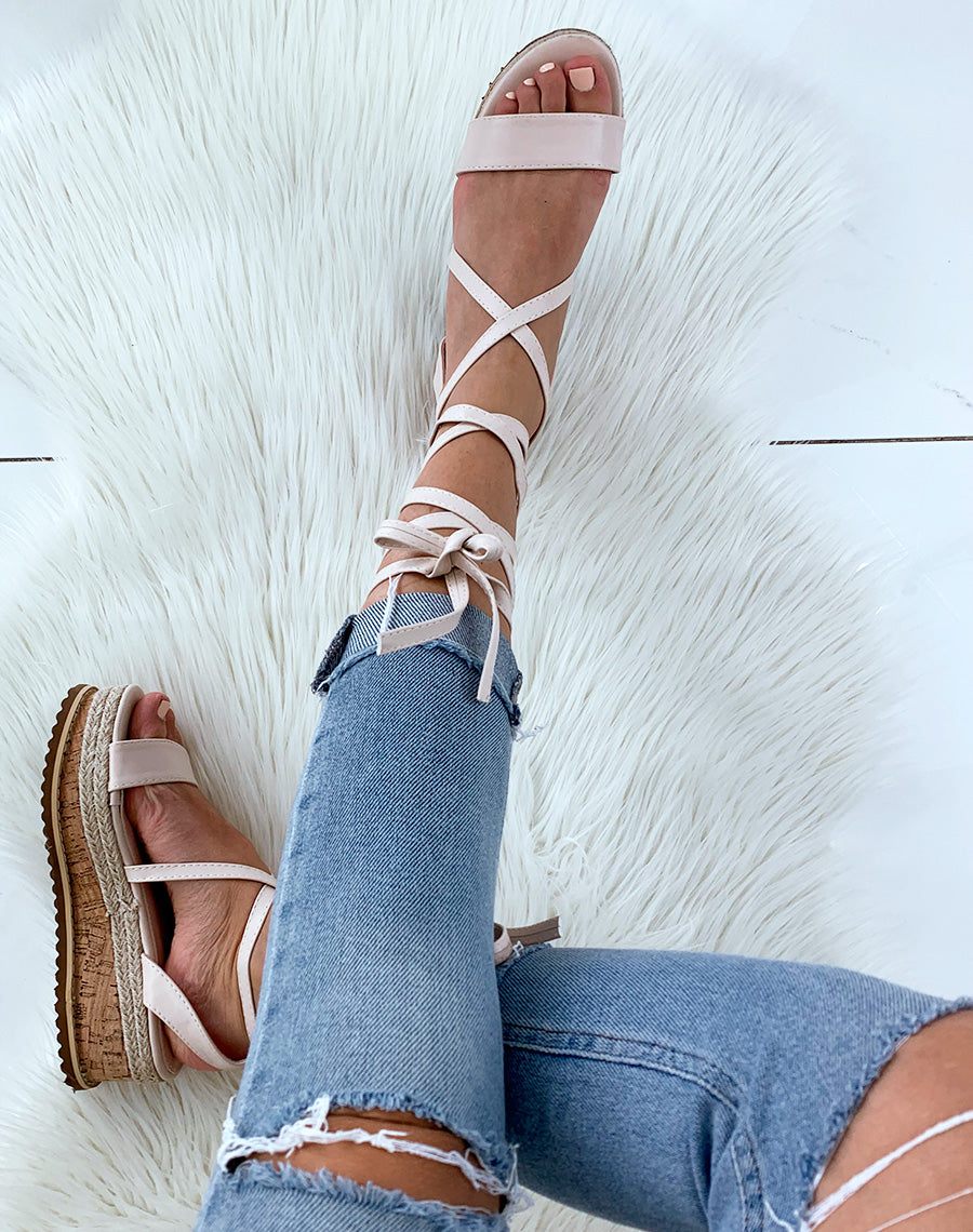 Sandales compensées beiges à lacets