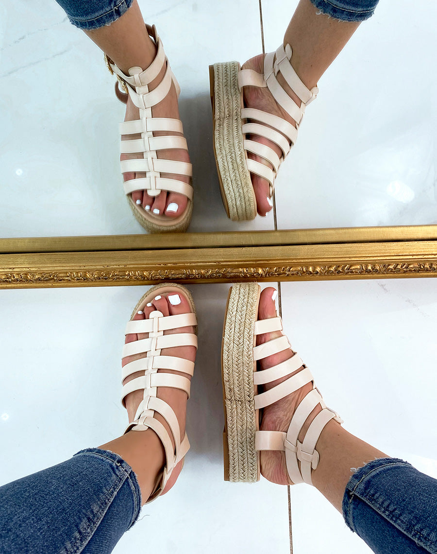 Sandales compensées beiges à multiples lanières