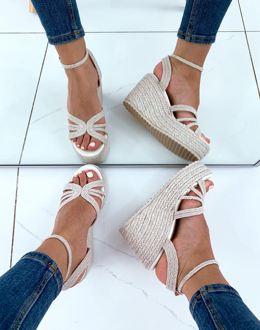 Sandales compensées beiges à plateformes épaisses