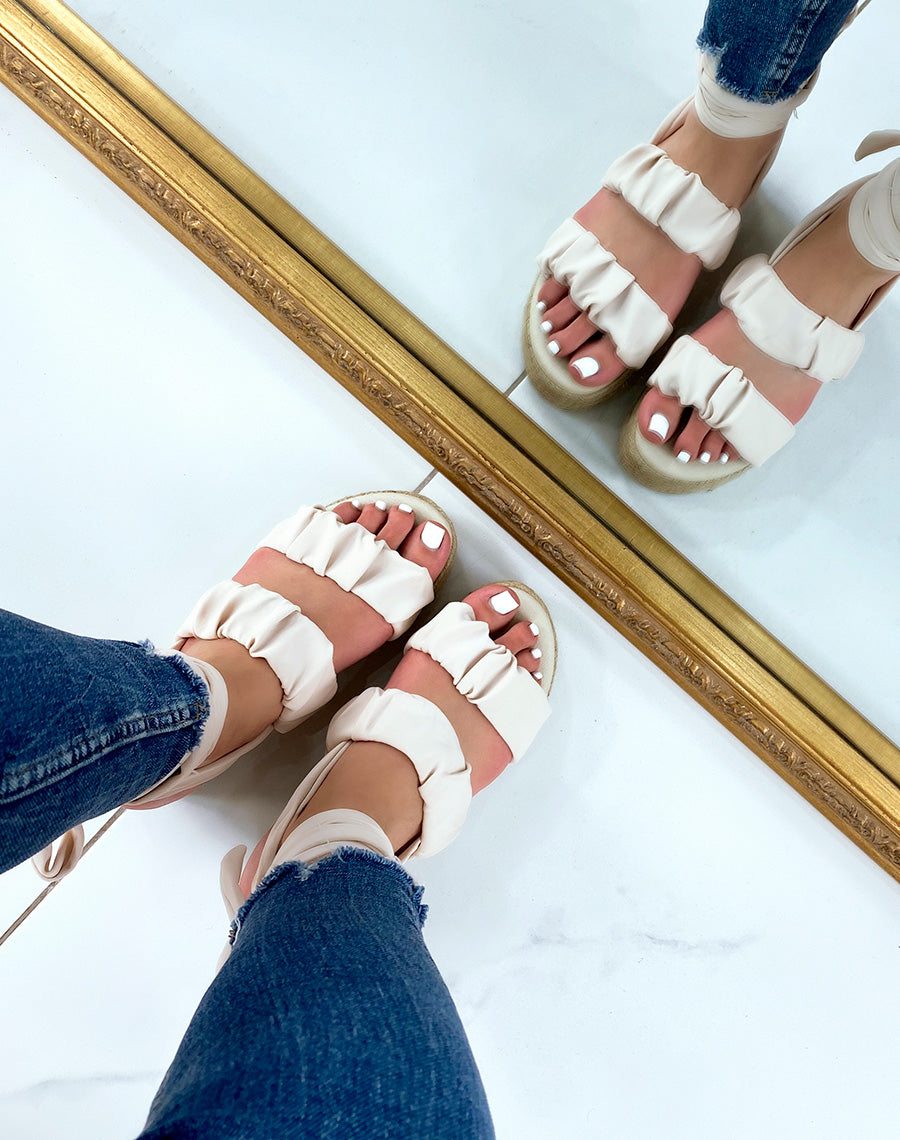 Sandales compensées beiges plates à brides plissées