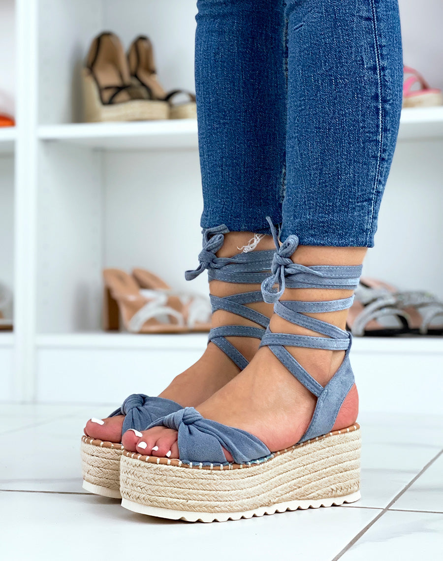 Sandales compensées bleues en suédine à lacets