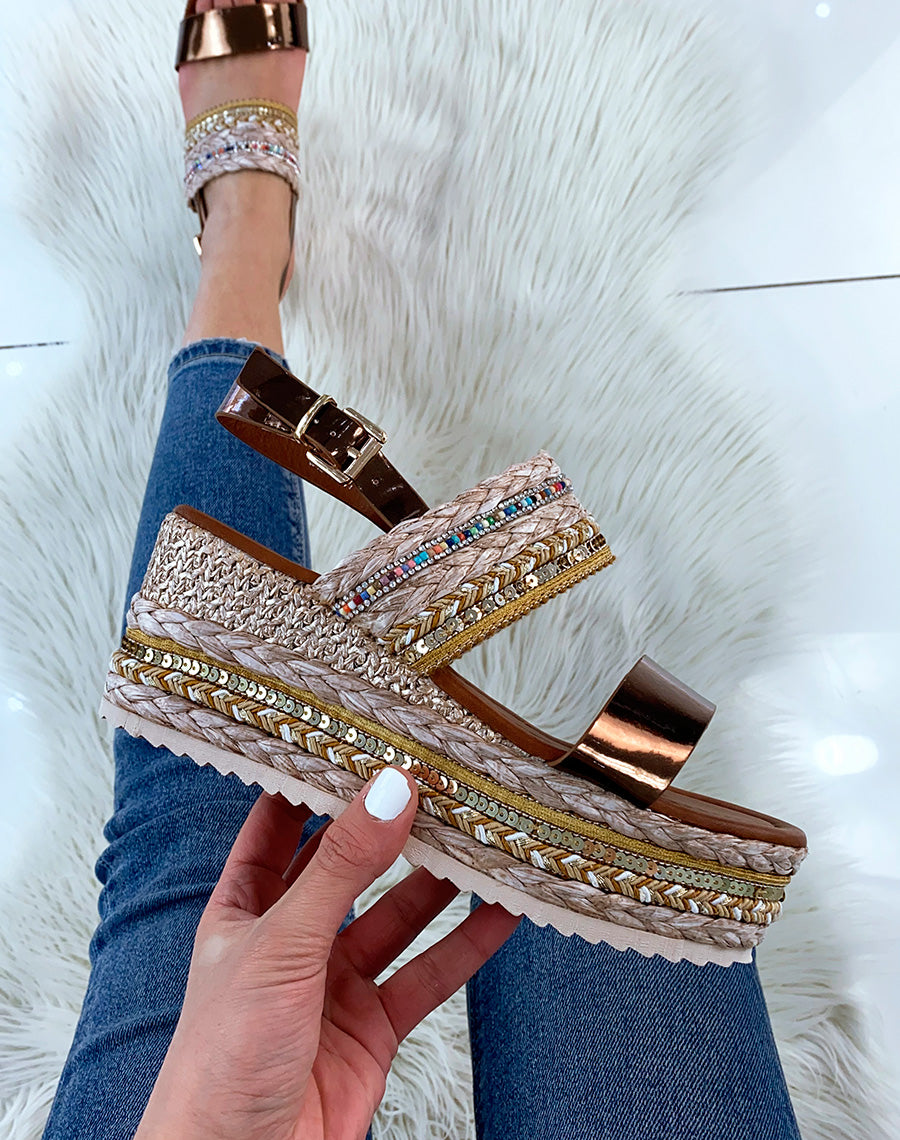 Sandales compensées bronze à détails colorés