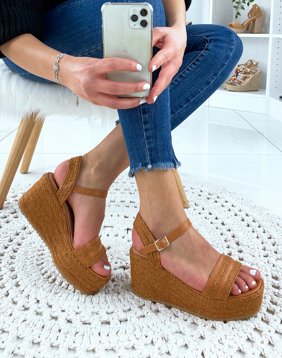 Sandales compensées camel à brides larges tressées