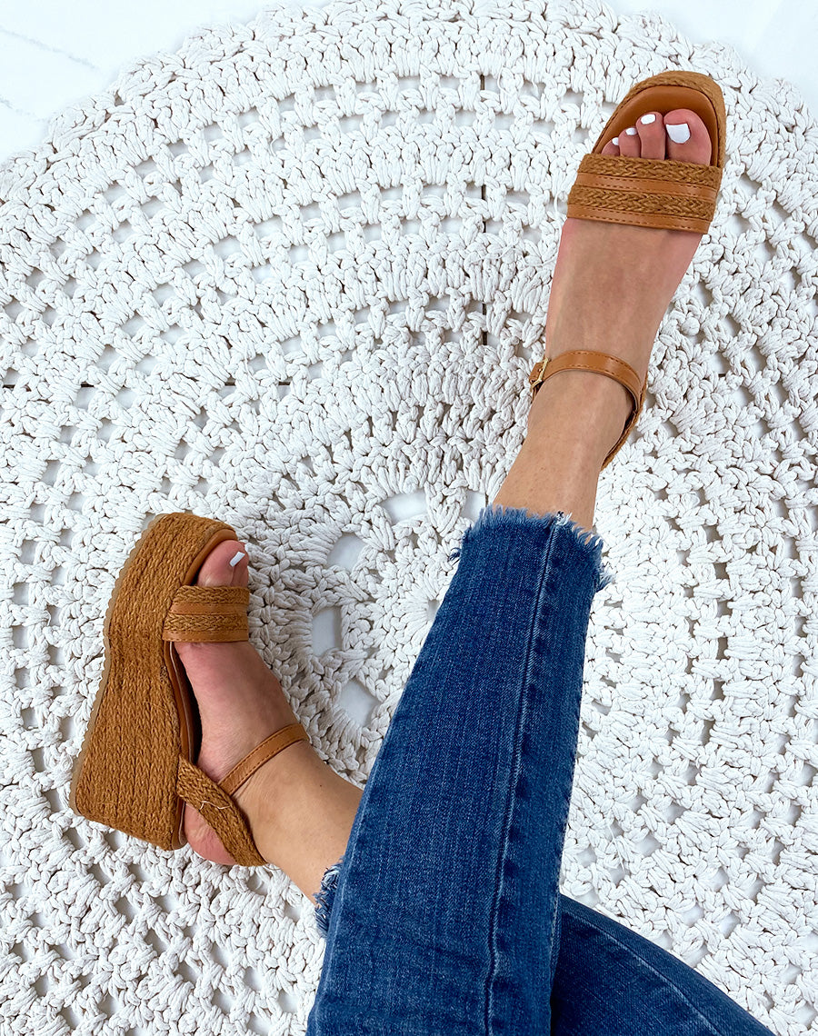 Sandales compensées camel à brides larges tressées