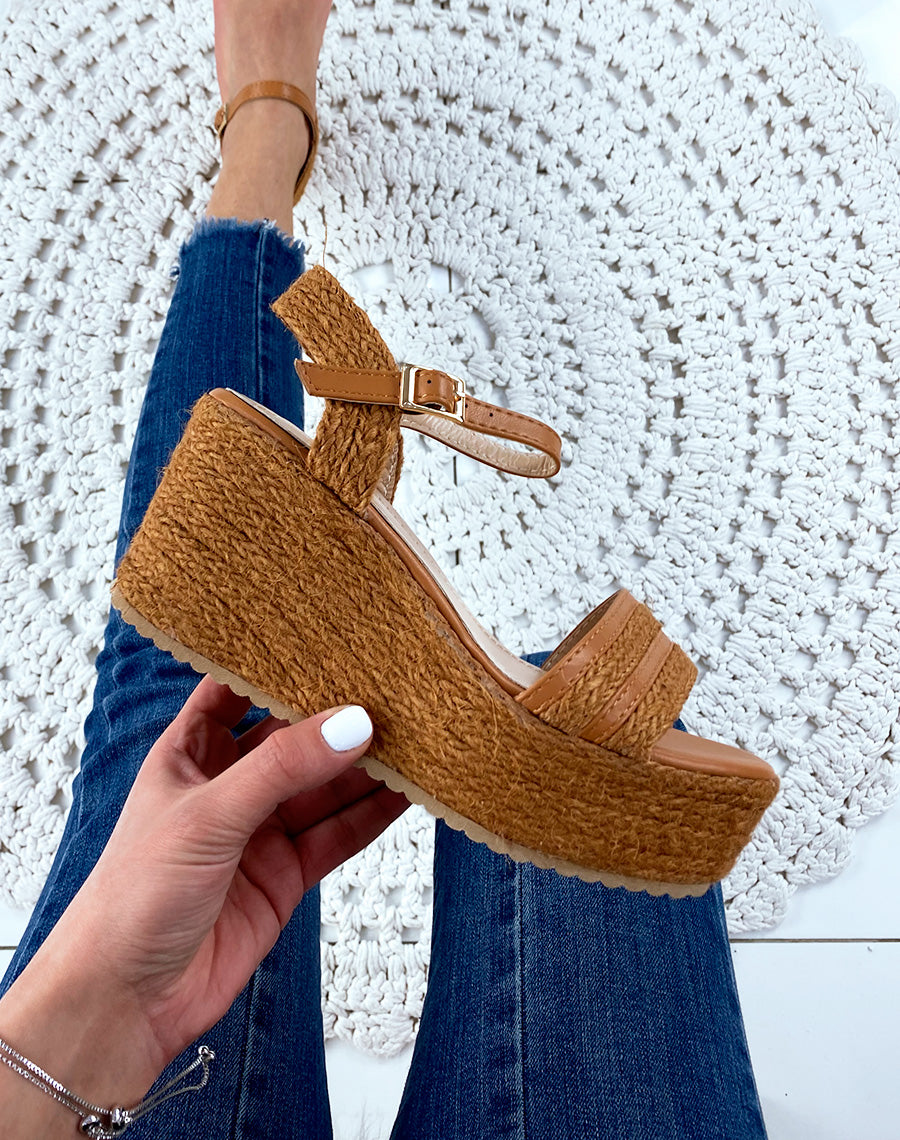 Sandales compensées camel à brides larges tressées