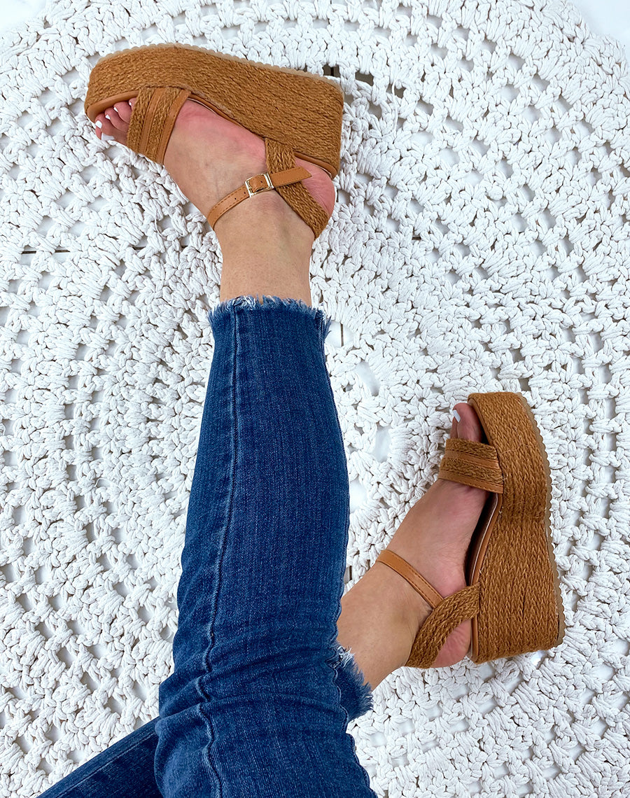 Sandales compensées camel à brides larges tressées