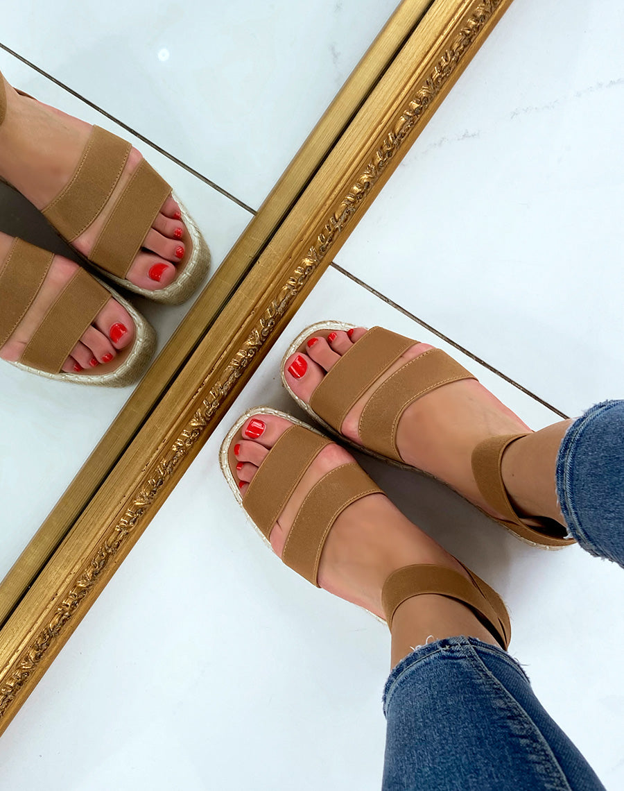 Sandales compensées camel à brides élastiques