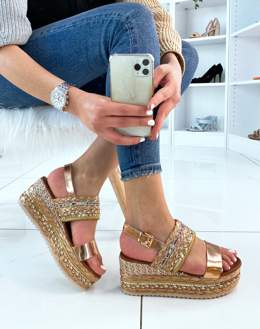 Sandales compensées champagne à détails colorés