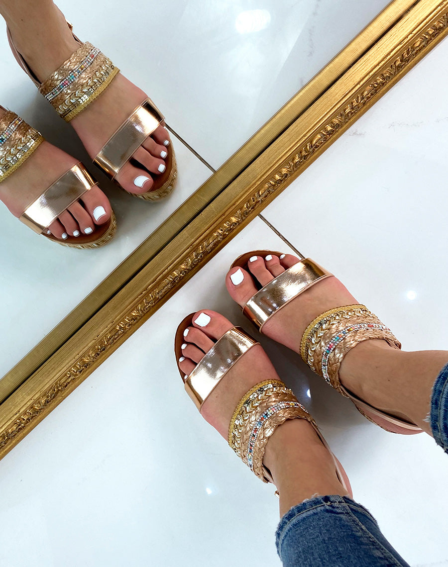 Sandales compensées champagne à détails colorés