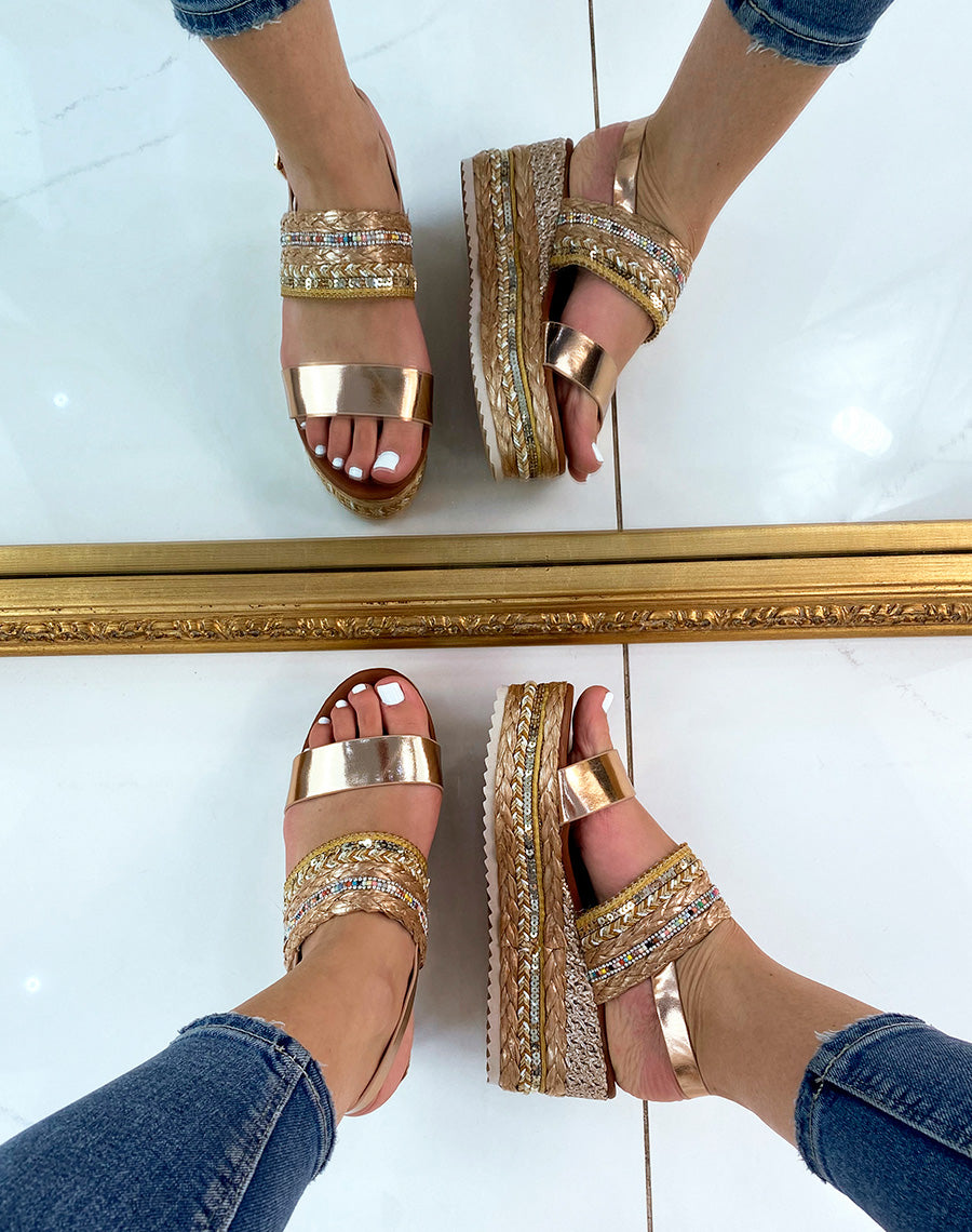 Sandales compensées champagne à détails colorés