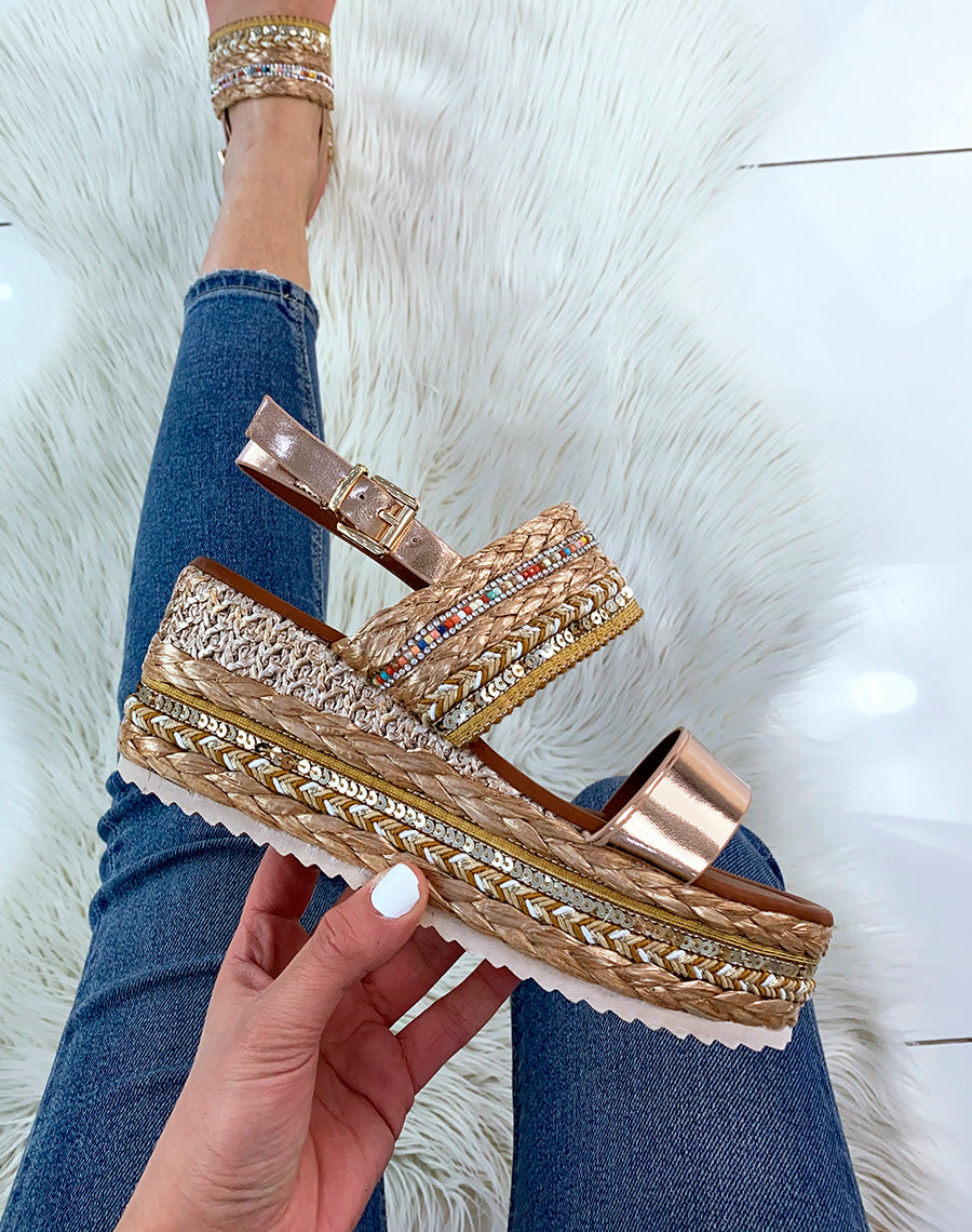 Sandales compensées champagne à détails colorés