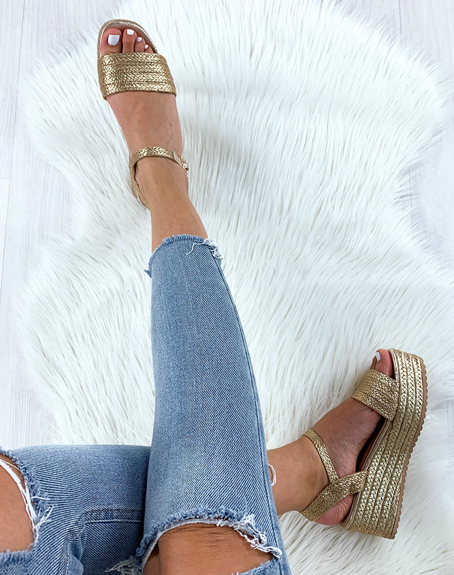 Sandales compensées dorées à brides larges tressées