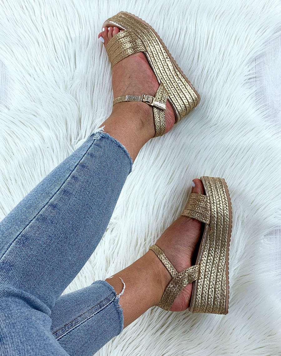 Sandales compensées dorées à brides larges tressées