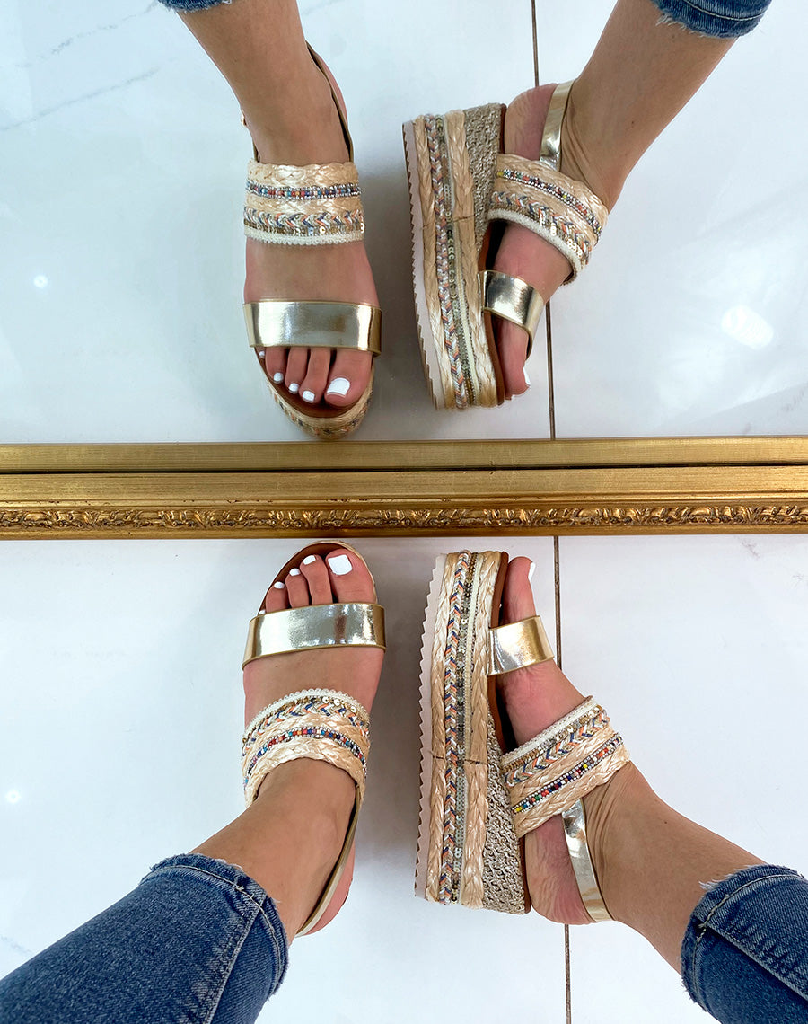 Sandales compensées dorées à détails colorés