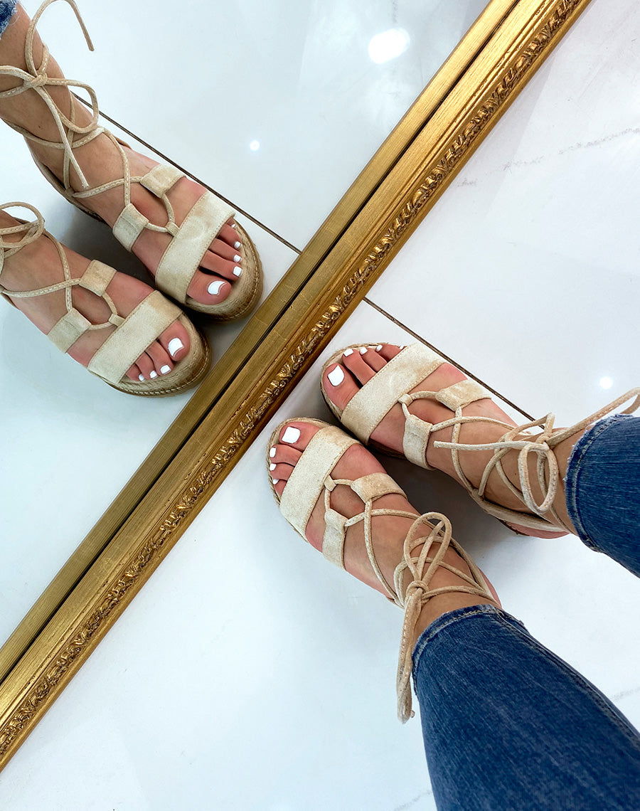 Sandales compensées en suédine beige