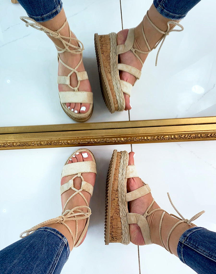 Sandales compensées en suédine beige