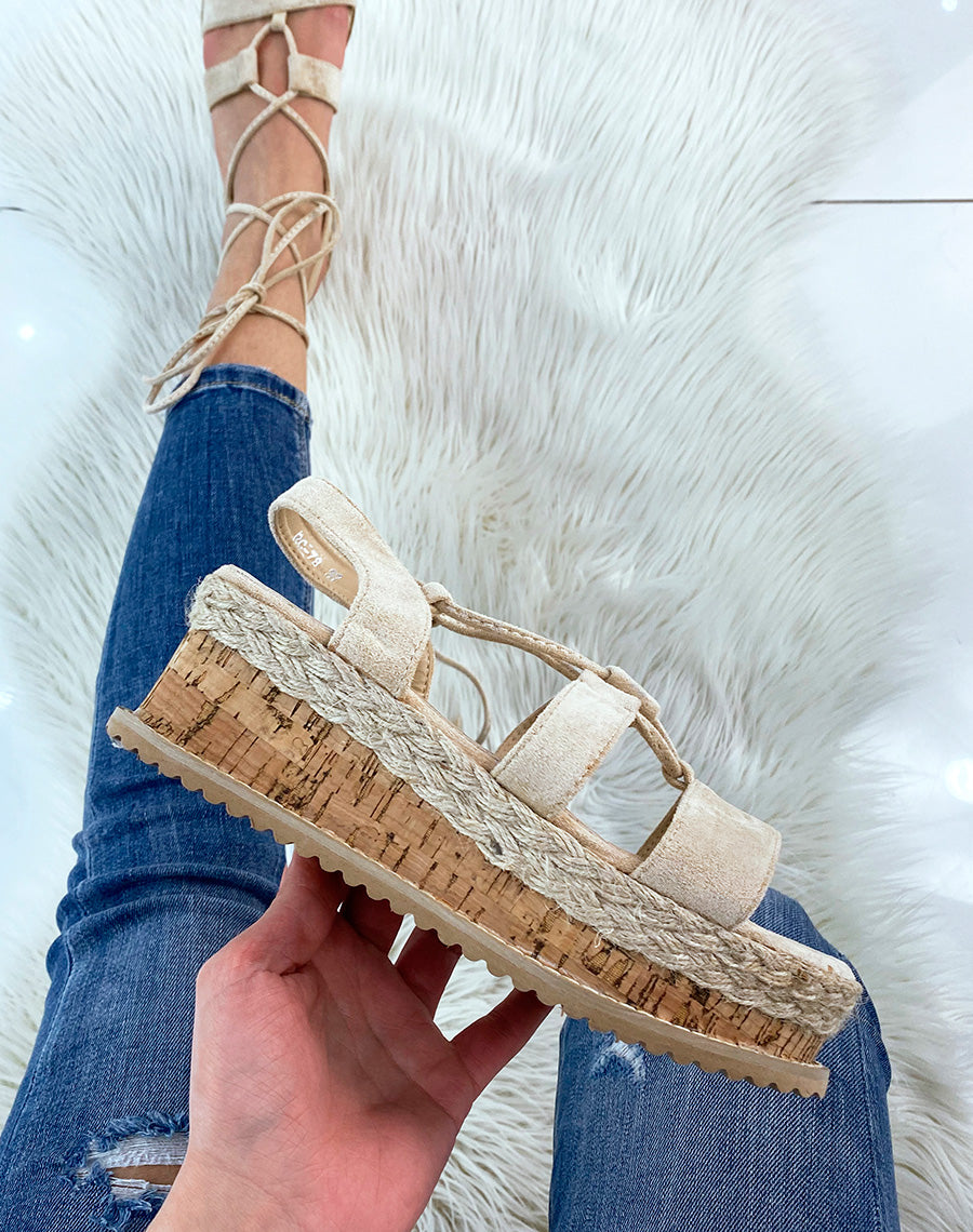 Sandales compensées en suédine beige