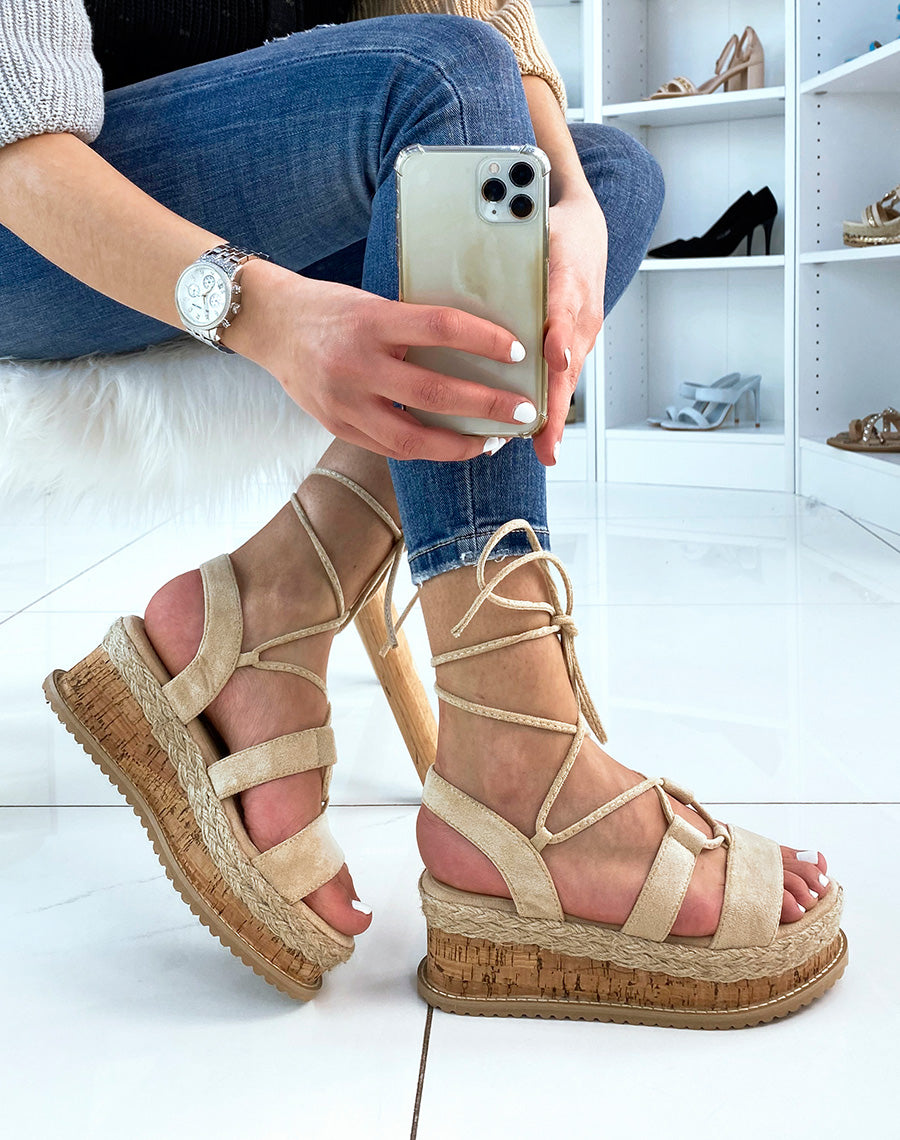 Sandales compensées en suédine beige