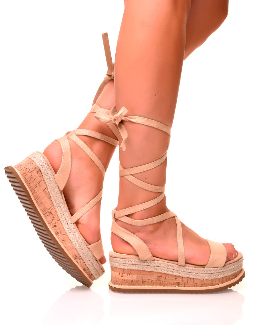 Sandales compensées en suédine beige à lacets