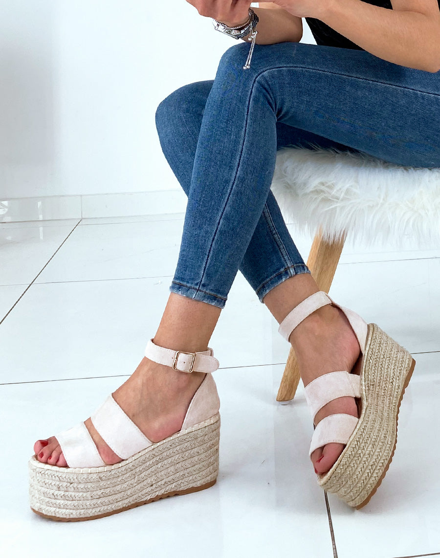 Sandales compensées en suédine beiges à multiples brides