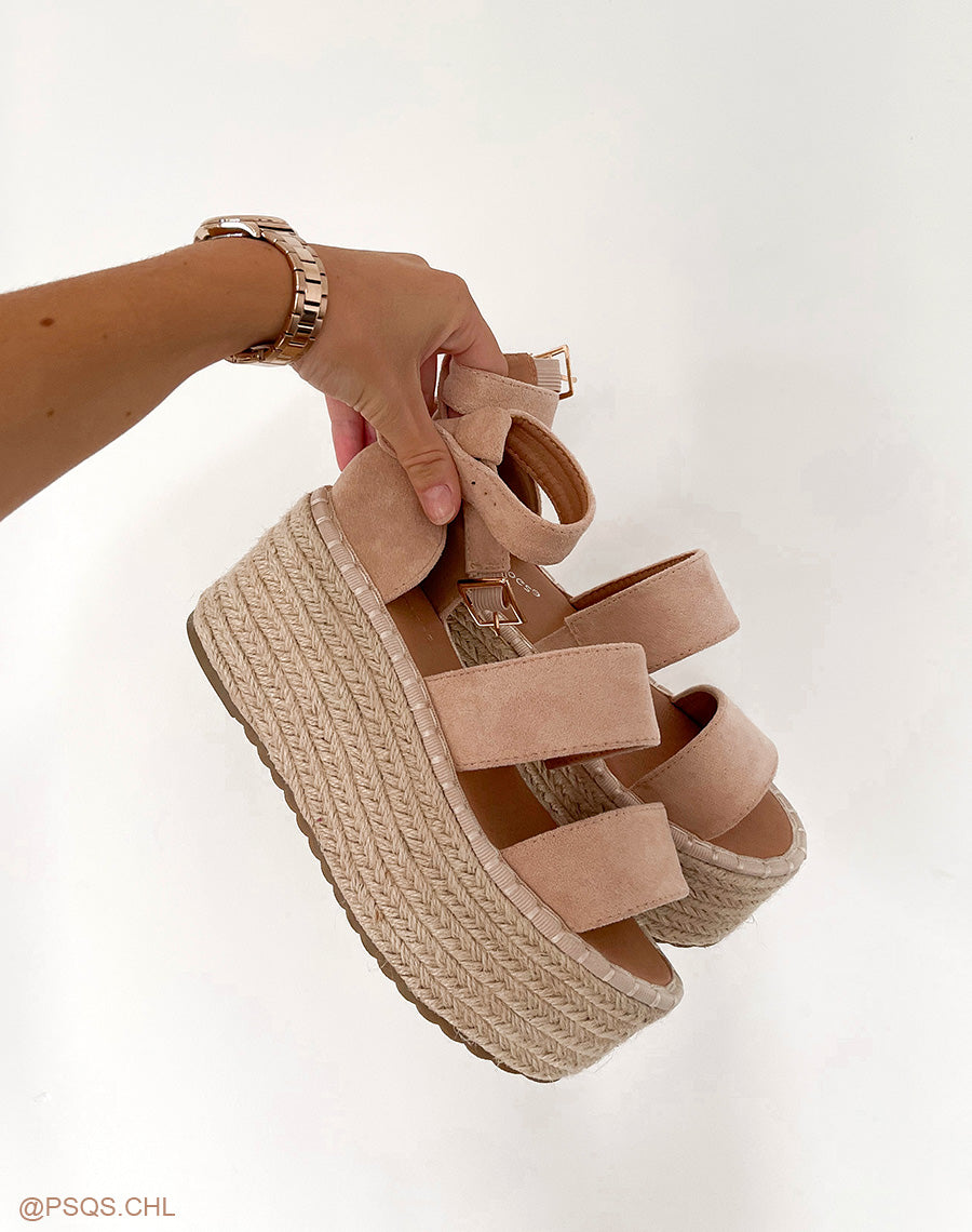 Sandales compensées en suédine beiges à multiples brides