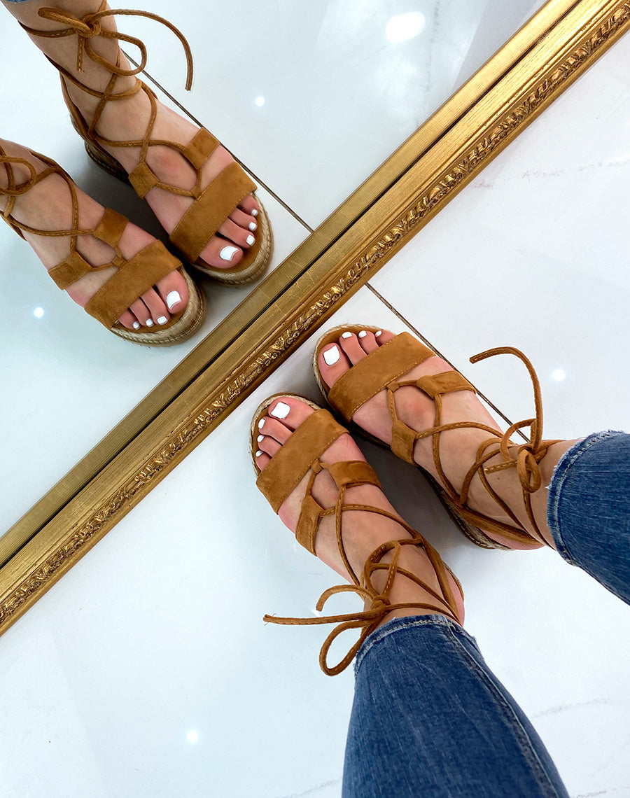 Sandales compensées en suédine camel