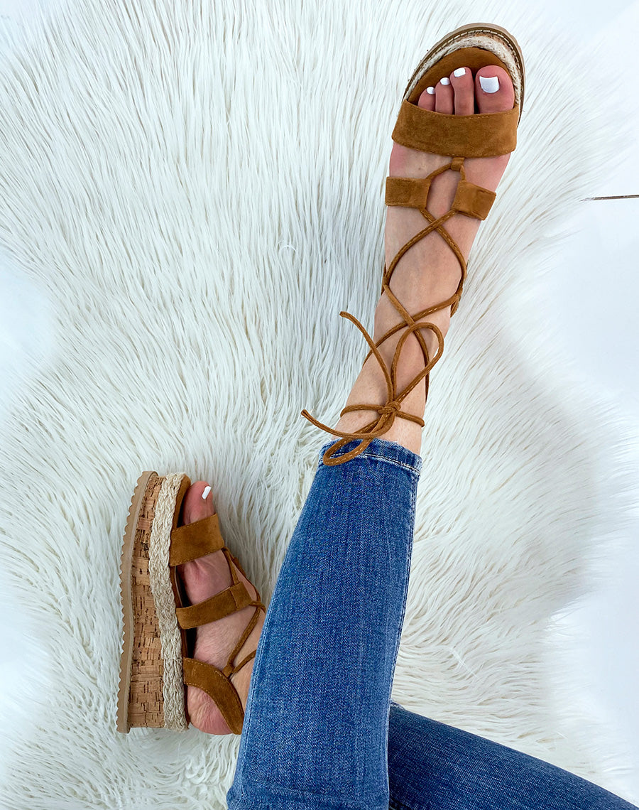 Sandales compensées en suédine camel