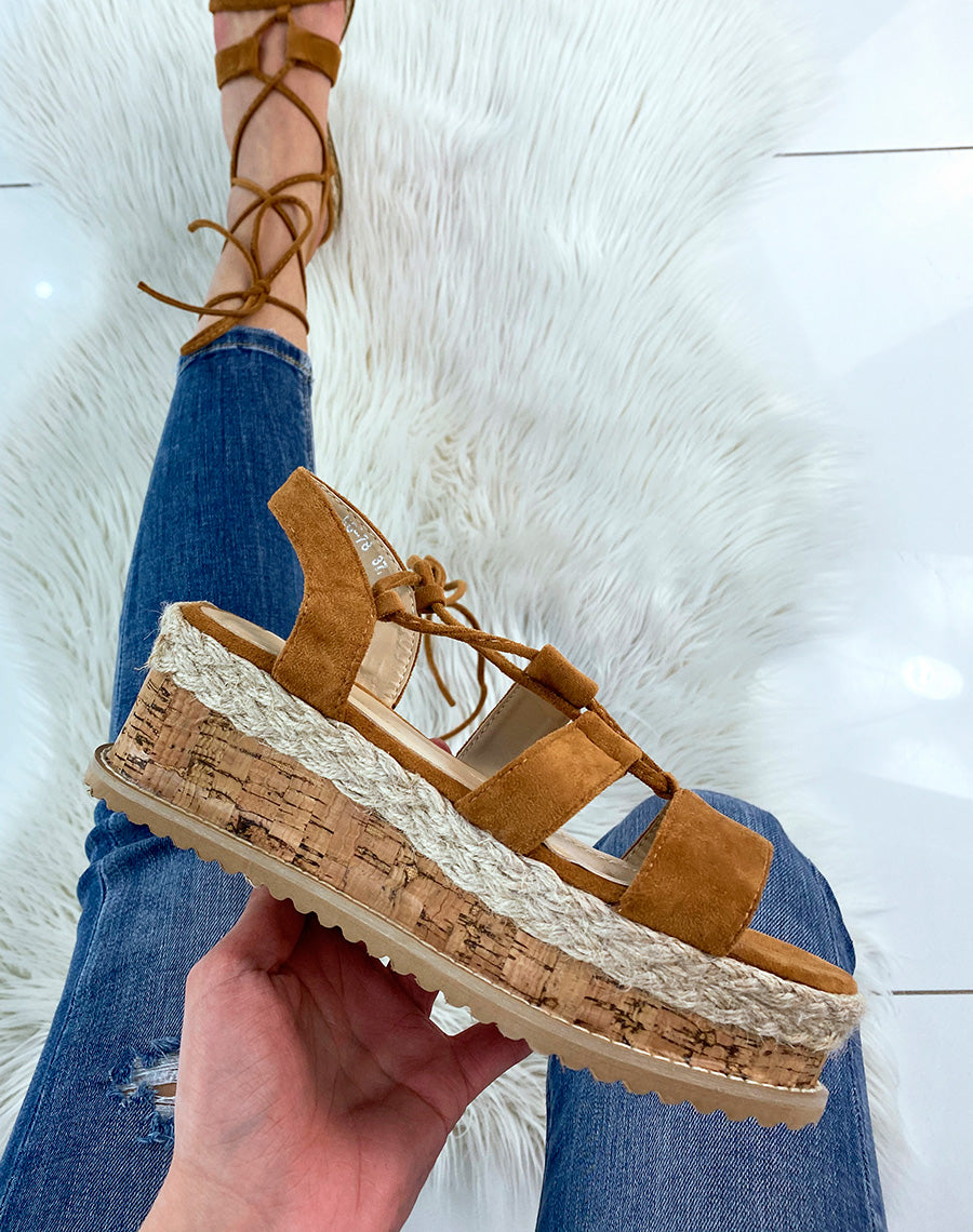 Sandales compensées en suédine camel