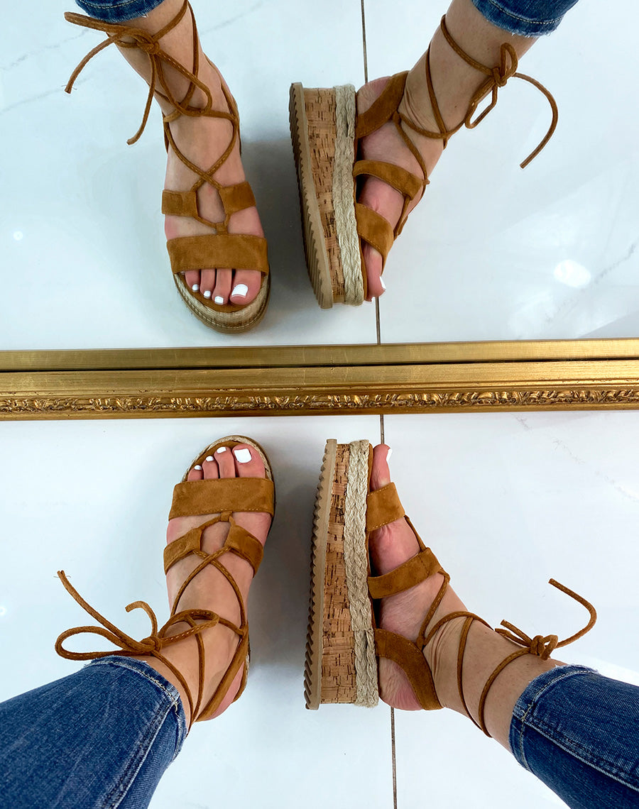 Sandales compensées en suédine camel