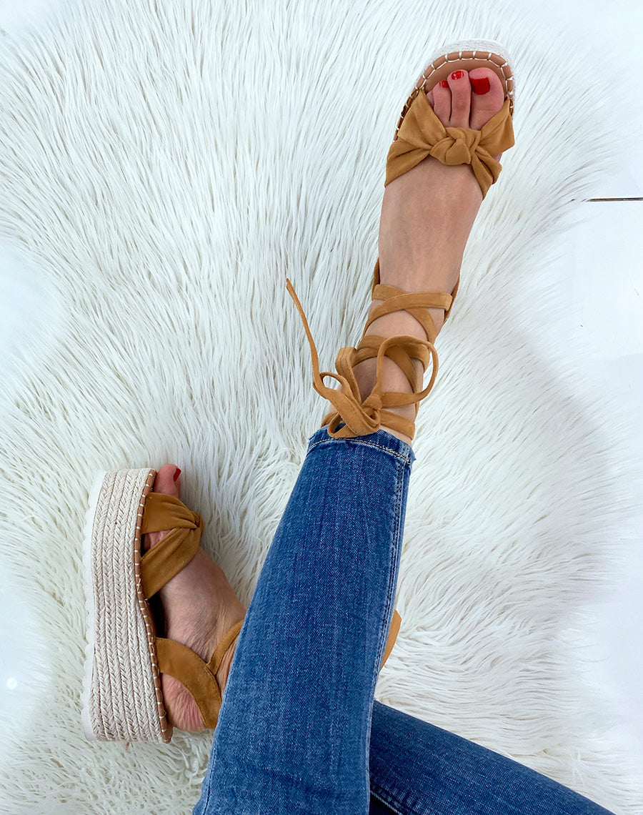 Sandales compensées en suédine camel à lacets